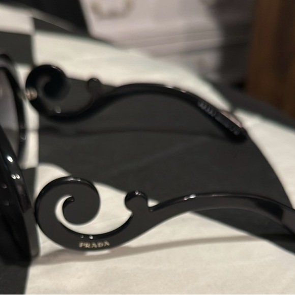 Chic Black Sunglasses - Picture 3 of 10